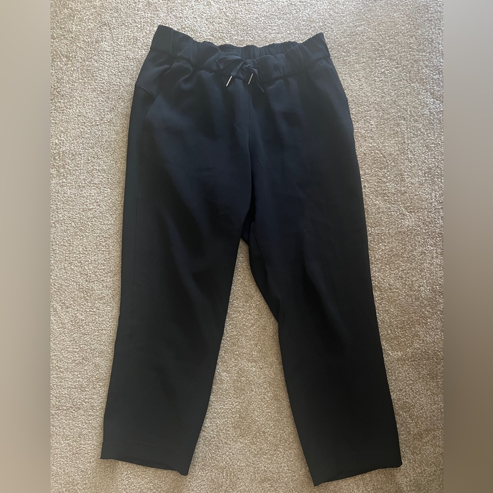 Lululemon Size 6 Black Capri Pants